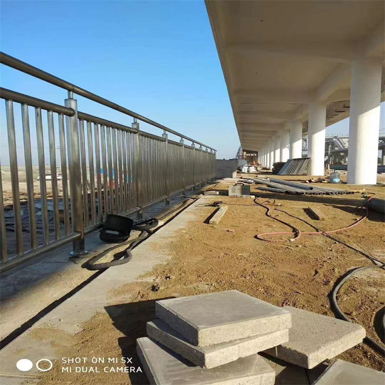 道路双横梁防撞护栏免维护易清洗