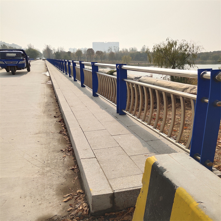 交通道路防撞护栏外形美观