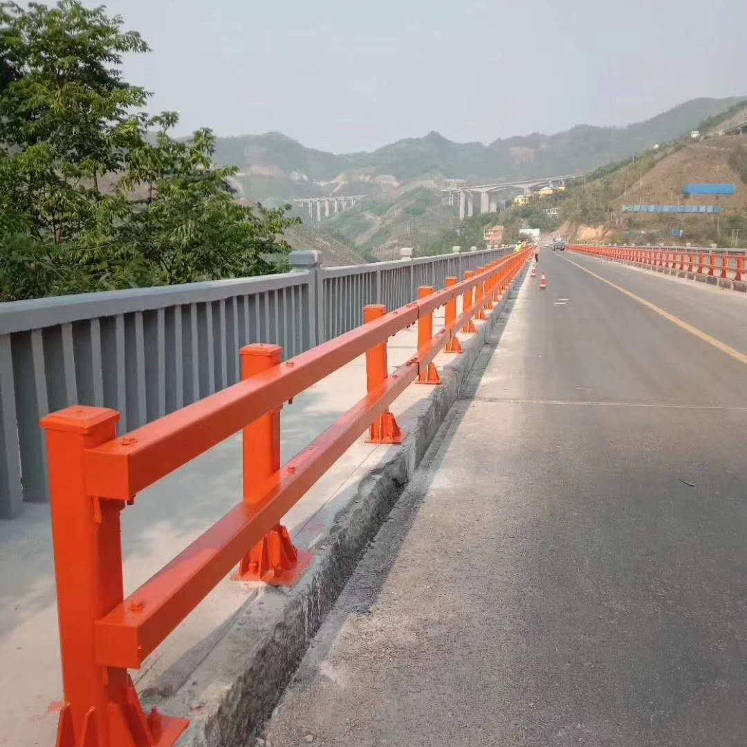 【护栏】_国道抗冲击围栏支持定制