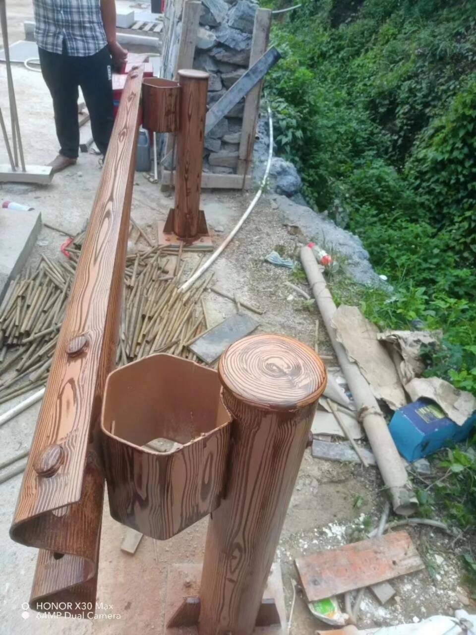 栈道护栏木纹漆施工多少钱