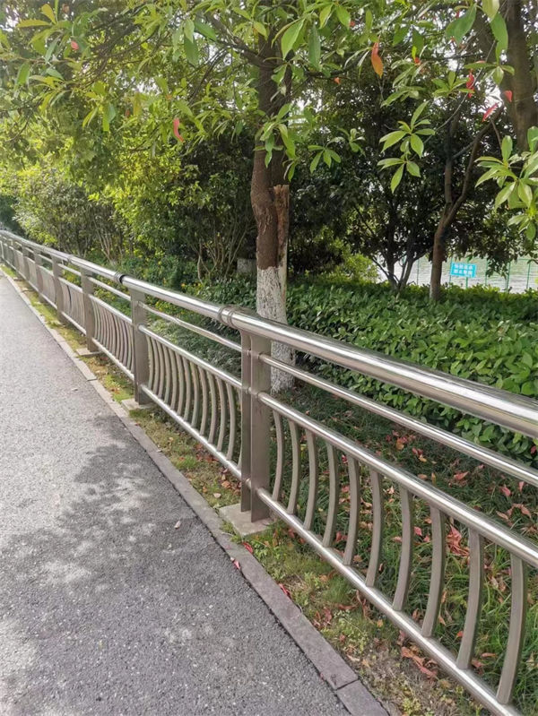 免费咨询防撞护栏生产厂家