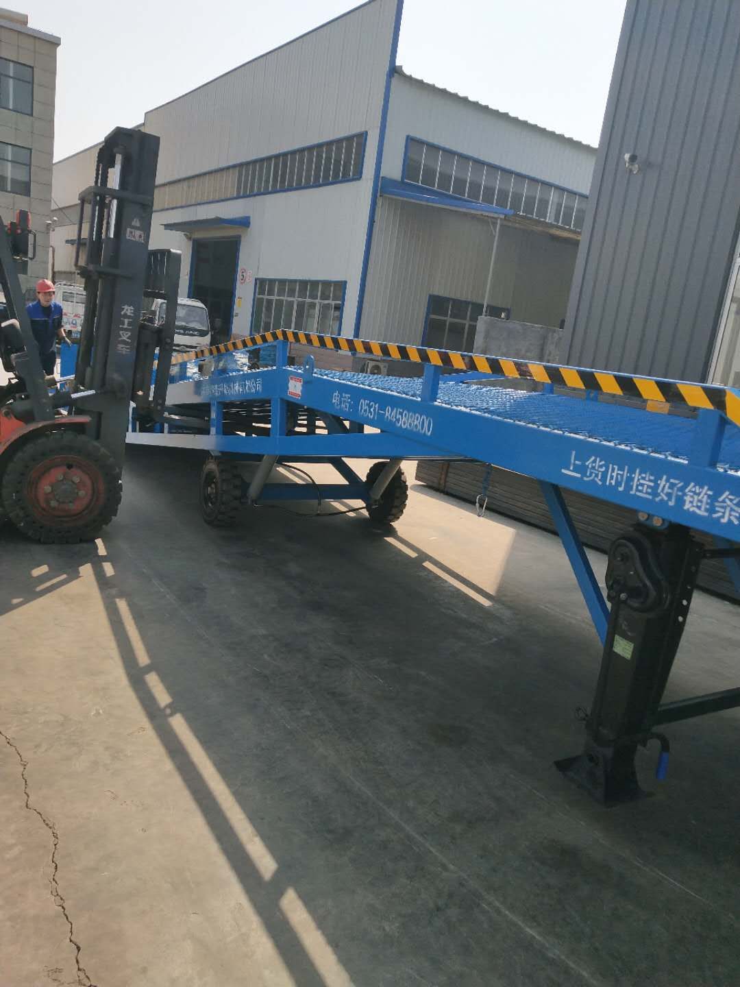 8吨移动式登车桥价格安装