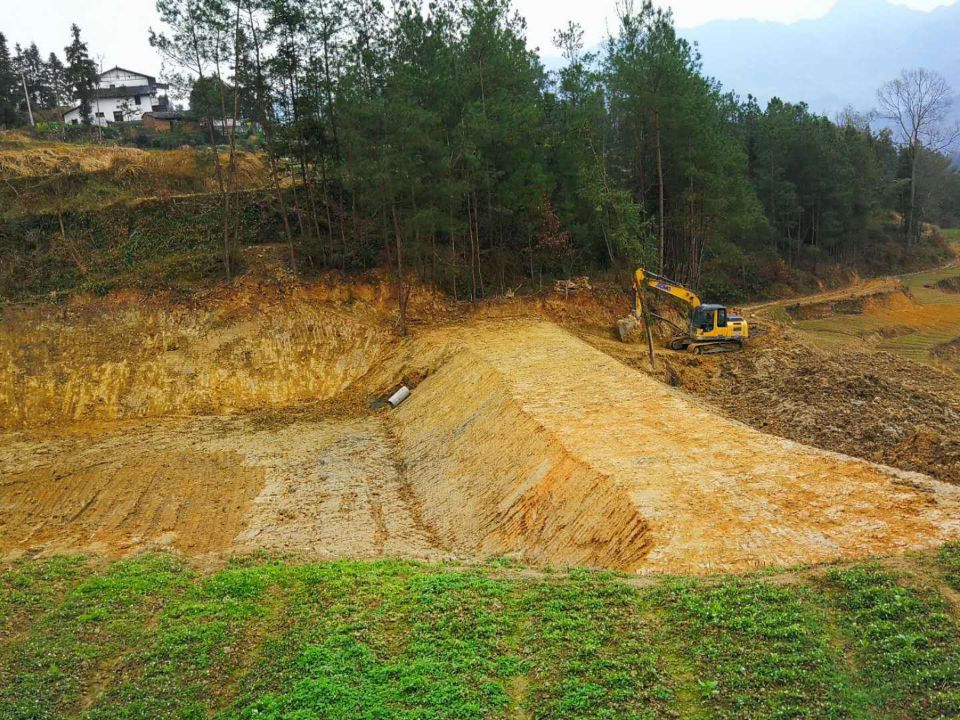 土壤固化剂,沙漠沙土固化剂厂家规格全